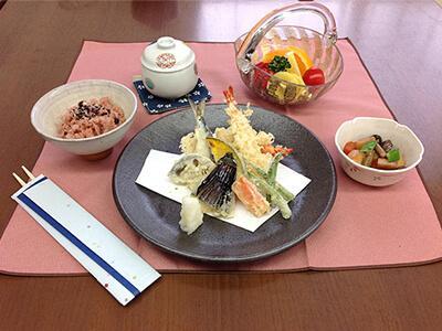 天ぷらや茶わん蒸し
