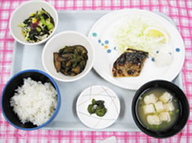 ごはん、漬け物、鰺の塩焼き、茄子のピリ辛炒め、海藻サラダ、味噌汁