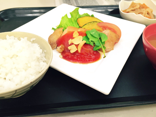 チキンステーキトマトガーリックソースかけ